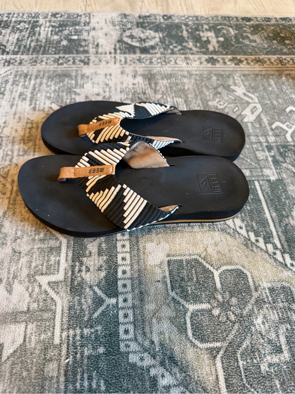 Reef women’s Black Flip-Flop Sandals with Black & White Striped Straps size 6